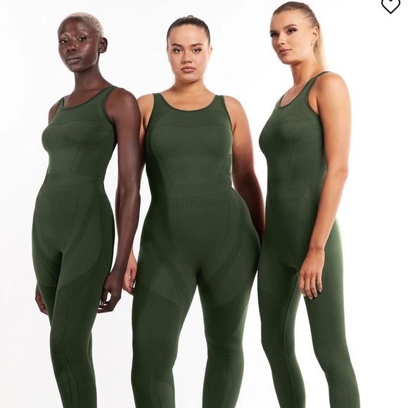 ✨Green Jumpsuit ✨ - Picture 3 of 9